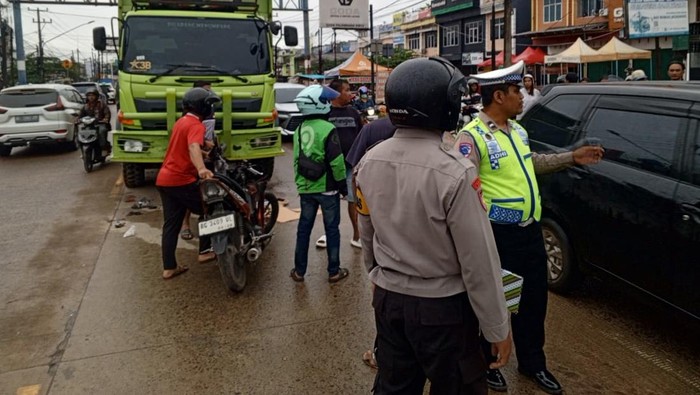 1767092789783-polisi-mengecek-tkp-pemotor-yang-tewas-usai-adu-kambing-dengan-truk-di-palembang-1767085216676_169