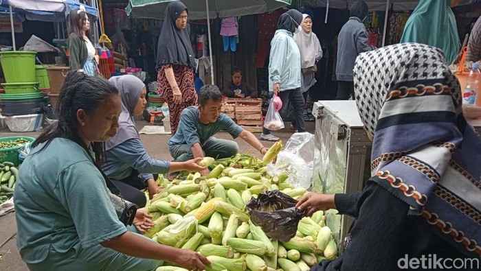 1767135888300-suasana-pembeli-jagung-di-pasar-26-ilir-palembang-1767111034801_169