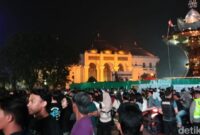 1767222299737-warga-bereuforia-merayakan-pergantian-malam-tahun-baru-di-palembang-1767200587230_169