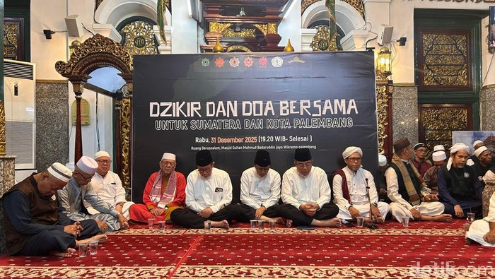 1767222300669-acara-dzikir-dan-doa-bersama-di-masjid-agung-palembang-1767199071803_169