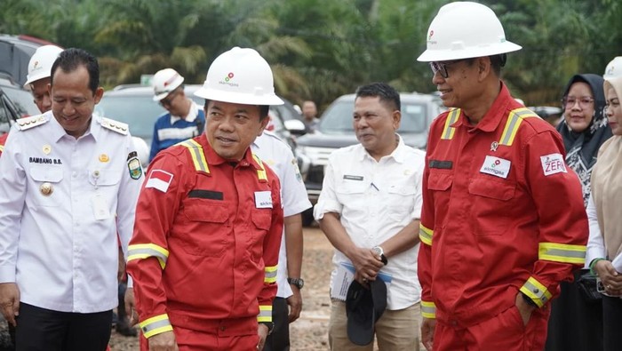 1767244035570-gubernur-jambi-al-haris-bersama-wamen-esdm-yukiot-saat-kanker-di-jambi-1767177365612_169