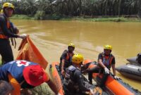 1767265706775-tim-sar-mengevakuasi-jenazah-korban-perahu-karam-di-bungo-jambi-1767250823919_169