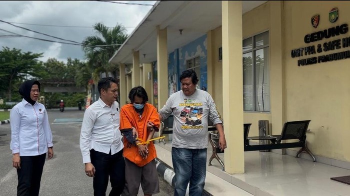 1767265726459-ali-pelaku-yang-memeras-dan-menyebar-video-wanita-di-prabumulih-saat-diamankan-polisi-1767243189871_169