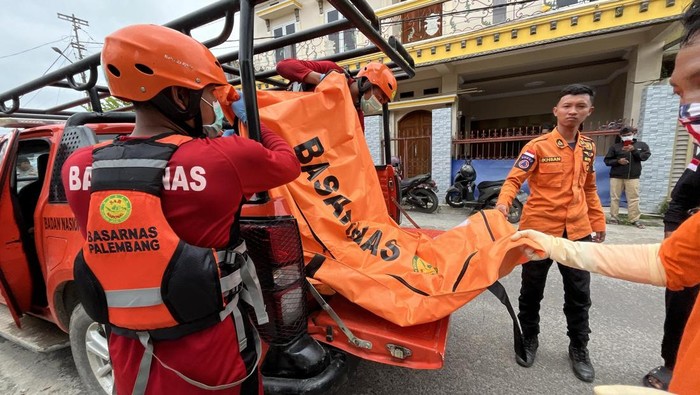 1767287147828-tim-sar-membawa-jenazah-rezeki-ke-rumah-duka-1767254347881_169