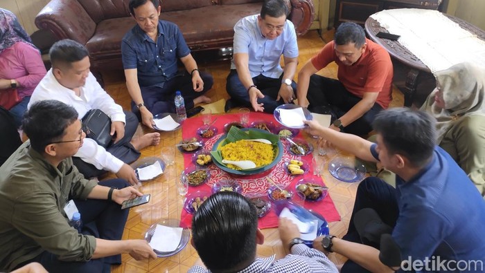 1767330482619-mengenal-tradisi-ngidang-ngobeng-yang-ada-di-palembang_169