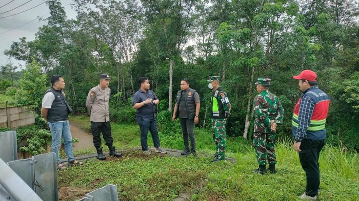 1767352053251-petugas-gabungan-beserta-petugas-tol-mengecek-lokasi-mobil-dilempar-1767340524284_169
