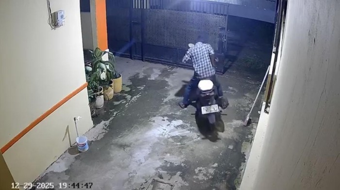 1767373557715-pencuri-motor-bertopeng-di-palembang-terekam-cctv-1767350605918_169