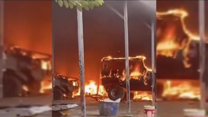 1767416809169-video-viral-saat-terjadi-kebakaran-di-sebuah-bengkel-di-palembang-1767370103717_169