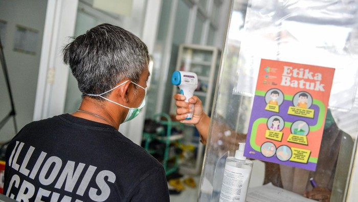 1767675955664-antisipasi-super-flu-pemeriksaan-dini-dilakukan-di-puskesmas-bandung-1767603997262_169