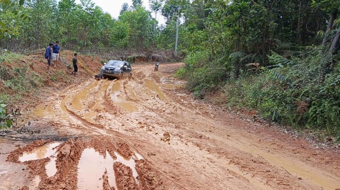 1767697555972-jalan-di-muara-lakitan-musi-rawas-rusak-parah-hingga-membuat-dua-desa-terisolir-1767680081801_169
