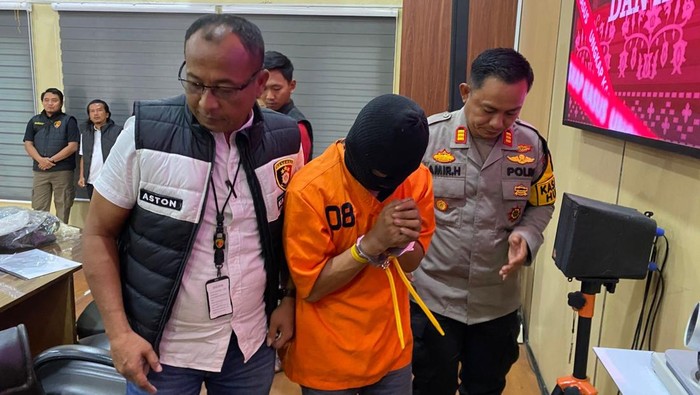 1767697556416-polres-oku-selatan-merilis-pelaku-perampokan-dan-pembunuhan-1767686916421_169