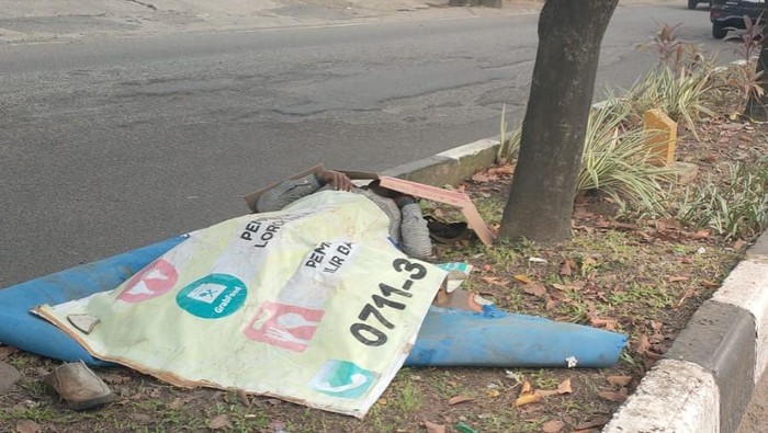 1767697563742-jasad-juru-parkir-saat-tergeletak-di-median-jalan-palembang-1767671559678_169