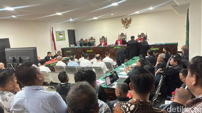 1767719153935-12-terdakwa-korupsi-tambang-batu-bara-di-bengkulu-jalani-sidang-perdana-1767700114794_169