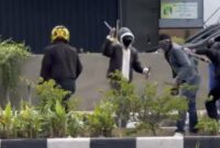 1767719155411-aksi-saling-serang-pakai-sajam-di-depan-salah-satu-mal-palembang-viral-di-media-sosial-1767689641962_169