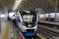 1767848768534-selama-ramadan-penumpang-diperbolehkan-minun-dan-makan-ringan-di-lrt-sumsel-untuk-batalkan-puasa_169
