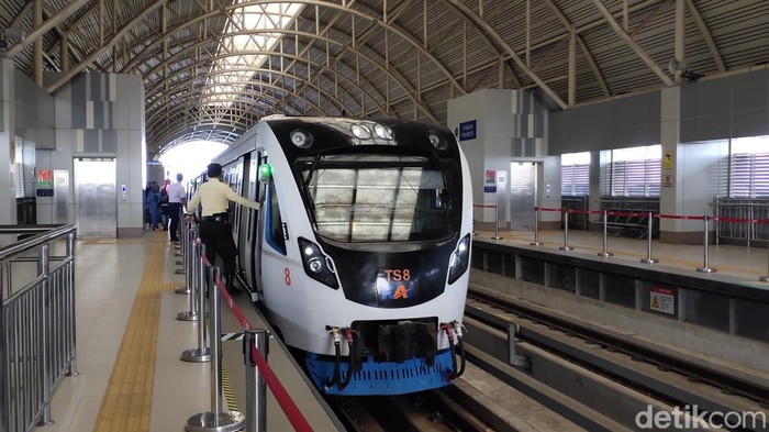 1767848768534-selama-ramadan-penumpang-diperbolehkan-minun-dan-makan-ringan-di-lrt-sumsel-untuk-batalkan-puasa_169