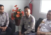 1767870353405-tampang-3-oknum-petugas-bptd-kelas-ii-sumsel-yang-diduga-melakukan-pungli-mobil-bawa-bantuan-ke-aceh-1767863240584_169