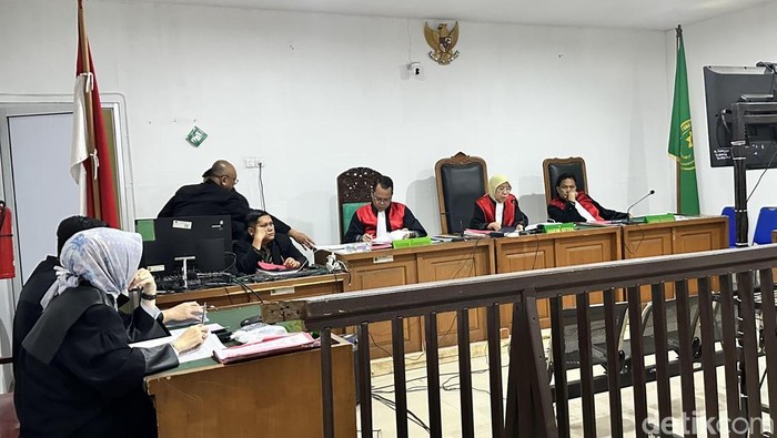 1767891963255-suasana-sidang-vonis-terdakwa-fikri-pembunuh-pengamen-di-bawah-jembatan-ampera-1767867397577_169