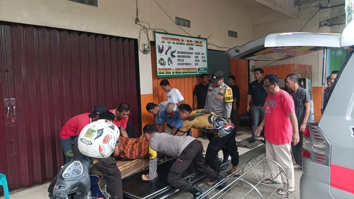 1767956781937-polisi-saat-mengevakuasi-mayat-pria-di-oku-1767945927852_169