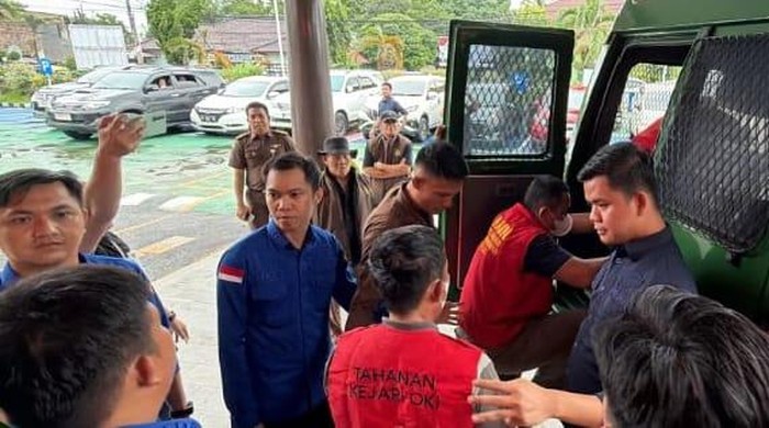 1767956788415-tiga-tersangka-digiring-mobil-tahanan-untuk-dibawa-ke-lembaga-pemasyarakatan-lapas-kelas-ii-b-kayuagung-1767925918122_169