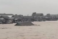 1767978347377-banjir-di-pesisir-tanjabtim-jambi-menyebabkan-satu-rumah-warga-hanyut-1767951058230_169