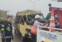 1767978352765-polisi-mengevakuasi-korban-dan-kendaraan-kecelakaan-di-exit-tol-pijoan-jambi-1767940655314_169