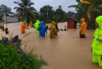 1767978353246-anggota-kepolisian-dan-warga-memantau-jembatan-culung-yang-terendam-banjir-karena-air-meluap-ke-jalan-1767949066067_169