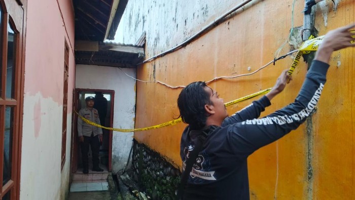 1768043134378-polisi-saat-olah-tkp-pria-diduga-bunuh-diri-di-empat-lawang-1768028984939_169