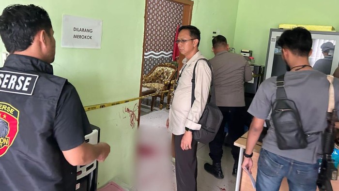 1768043135824-polisi-melakukan-olah-tkp-di-lokasi-kejadian-penikaman-seorang-kades-di-muba-1768012865349_169