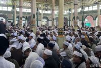 1768129533657-ribuan-jemaah-mengikuti-kegiatan-puncak-haul-akbar-kiai-marogan-di-palembang-1768115065390_169