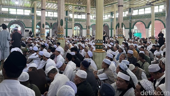1768129533657-ribuan-jemaah-mengikuti-kegiatan-puncak-haul-akbar-kiai-marogan-di-palembang-1768115065390_169