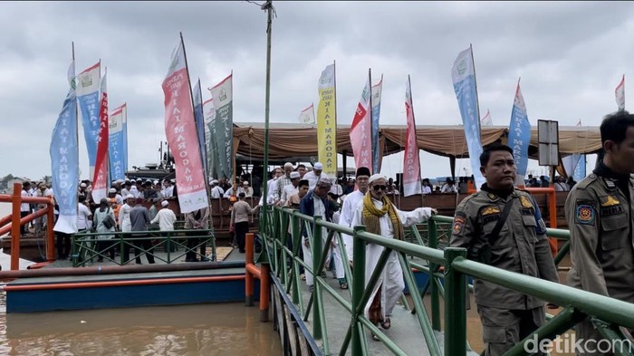 1768129537550-pawai-sungai-dalam-rangkaian-haul-akbar-kiai-marogan-di-palembang-1768111130737_169