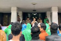 1768410383133-massa-saat-mendatangi-kantor-pemkot-palembang-dan-meminta-pembangunan-kolam-retensi-1768377662304_169