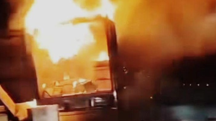 1768453564149-truk-ekpedisi-terbakar-di-tol-indralaya-palembang-1768441002804_169