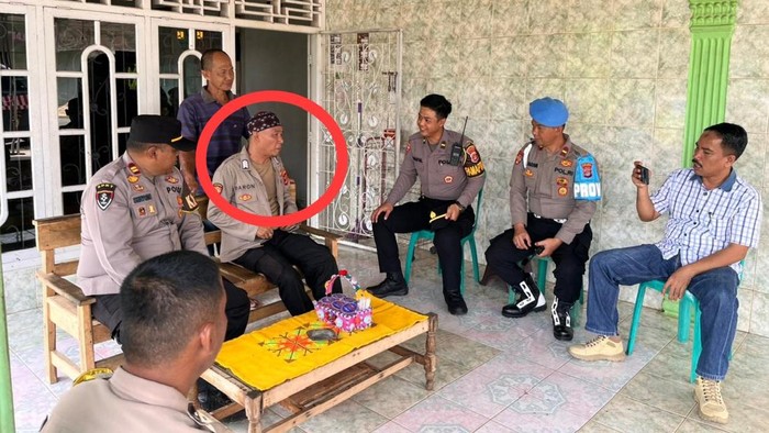 1768475200441-penyitaan-atribut-polri-yang-dikenakan-pria-di-tulang-bawang-barat-1768457523103_169