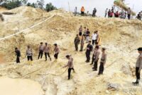 1769058383119-polisi-saat-melakukan-pencarian-korban-tertimbun-longsor-di-lokasi-penambangan-emas-ilegal-di-sarolangun-jambi-1769001335333_169