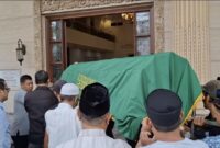 1769079974378-jenazah-haji-alim-saat-tiba-di-rumah-duka-jalan-m-isa-palembang-1769077133889_169