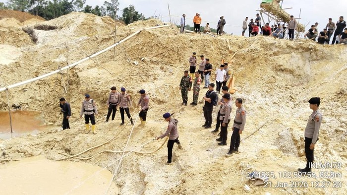 1769079976288-polisi-saat-melakukan-pencarian-korban-tertimbun-longsor-di-lokasi-penambangan-emas-ilegal-di-sarolangun-jambi-1769001335333_169