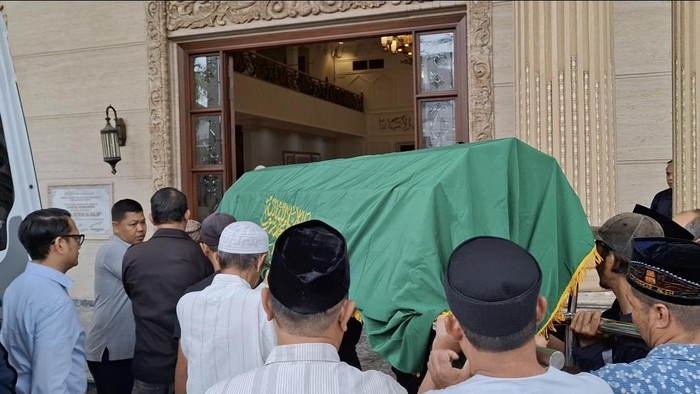 1769101562450-jenazah-haji-alim-saat-tiba-di-rumah-duka-jalan-m-isa-palembang-1769077133889_169