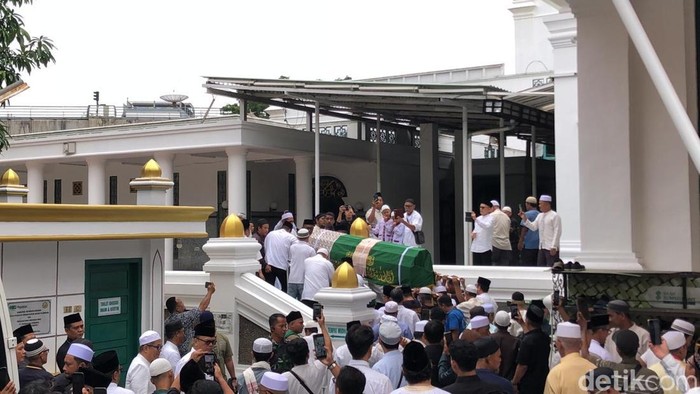 1769144749037-jenazah-haji-alim-tiba-di-masjid-agung-palembang-1769143625548_169