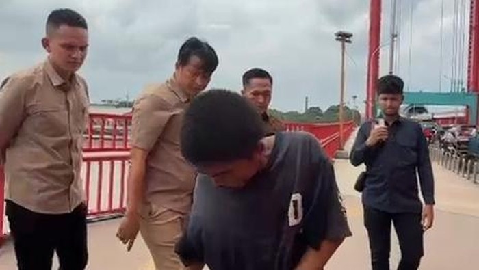 1769144756425-pria-lempar-batu-ke-cctv-di-jembatan-ampera-sata-diamankan-1769074238877_169