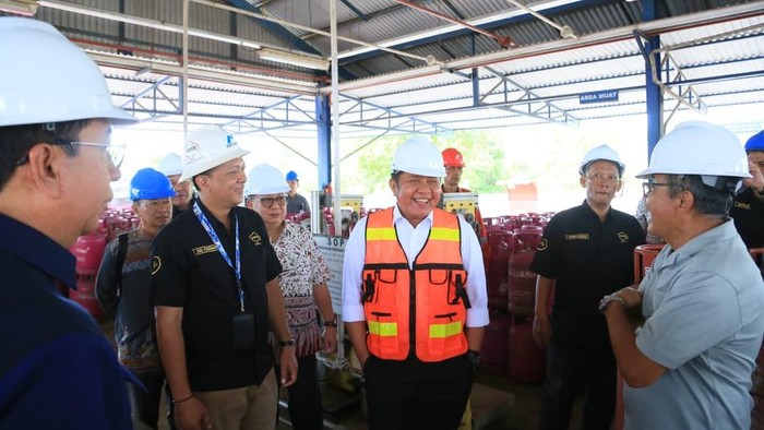1769166388702-gubernur-sumsel-herman-deru-tinjau-tempat-pengisian-gas-lpg-di-ogan-ilir-1769153883245_169
