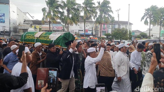 1769166400918-jenazah-haji-alim-tiba-di-kediaman-untuk-dimakamkan-1769157137007_169