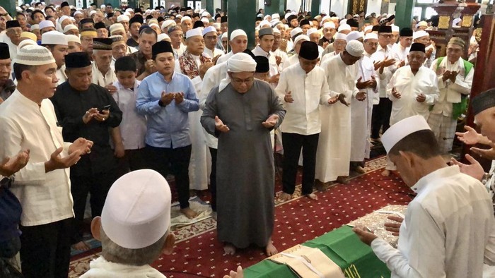 1769166401964-ribuan-warga-salatkan-jenazah-haji-alim-di-masjid-agung-palembang-1769155362453_169