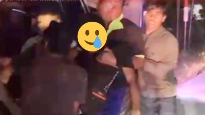 1769166412272-korban-firmansyah-saat-dibawa-warga-menuju-rumah-sakit-setelah-ditusuk-1769145168180_169