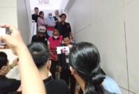 1769188013195-dua-tersangka-digiring-ke-mobil-untuk-dibawa-ke-tahanan-1769177675127_169