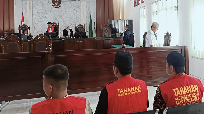 1769188018917-terdakwa-bujang-tanpa-menggunakan-peci-mengikuti-sidang-tuntutan-di-pn-oki-1769168450257_169