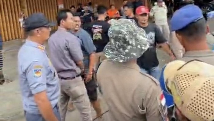 1769252761105-pedagang-menolak-ditertibkan-dan-mengancam-anggota-satpol-pp-bengkulu-1769227493753_169