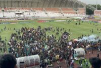 1769274355884-suporter-masuk-lapangan-usai-sfc-kalah-0-5-dari-sumsel-united-1769261653630_169