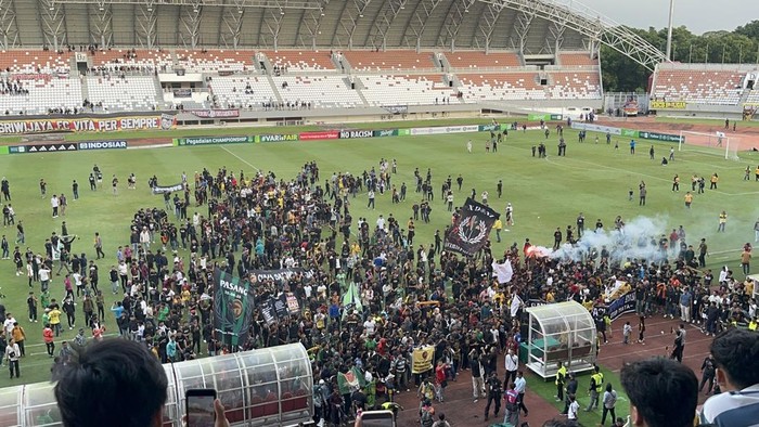 1769274355884-suporter-masuk-lapangan-usai-sfc-kalah-0-5-dari-sumsel-united-1769261653630_169